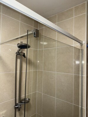 Articles de toilette gratuits, sĂšche-cheveux, serviettes fournies, savon
