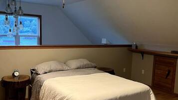 1 quarto, ferros/tábuas de passar roupa, berço de viagem