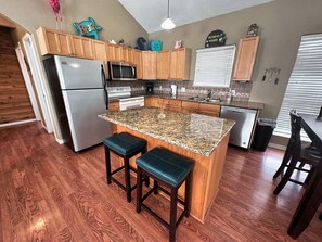 冷蔵庫、電子レンジ、オーブン、コンロ