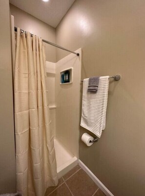 Een douche, een haardroger, handdoeken, zeep