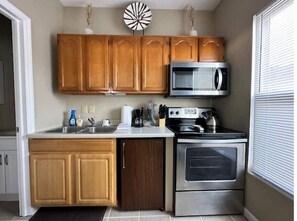 Fridge, microwave, oven, stovetop - Cozy Corner Cottage
(Dayton)