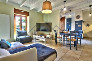 TV - Charming house with enclosed garden and 50m from the sea (Guilvinec)