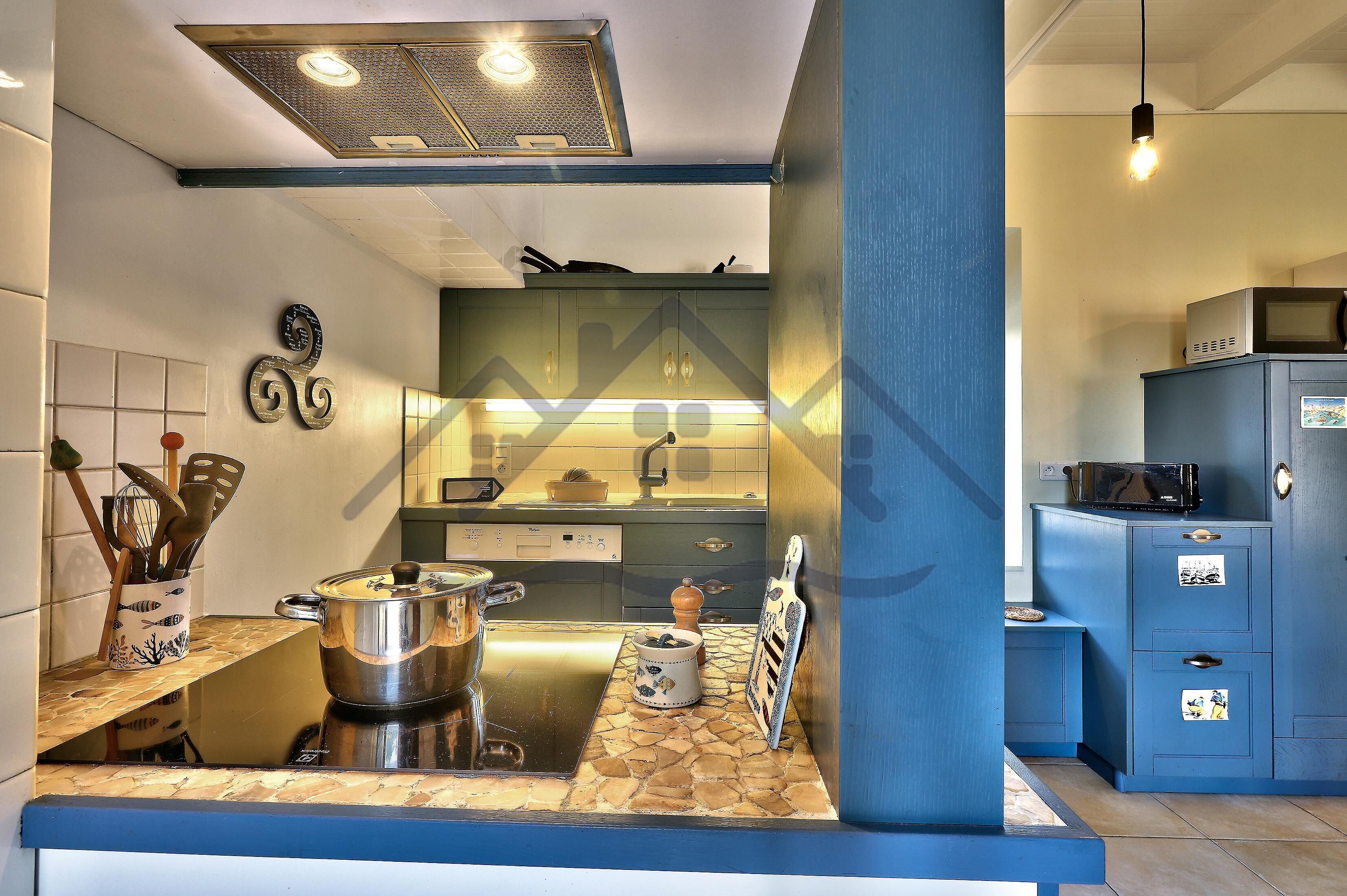 Réfrigérateur, micro-ondes, cafetière/bouilloire