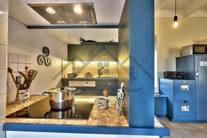 Fridge, microwave, coffee/tea maker, cookware/dishes/utensils - Charming house with enclosed garden and 50m from the sea (Guilvinec)