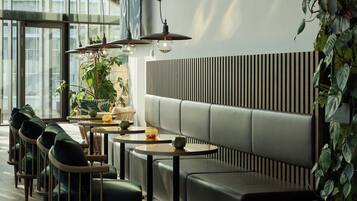 بوفيه فطور يوميًا بتكلفة قدرها (24.50 EUR للشخص)