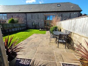 Outdoor dining - Marina View (Llanfrynach)