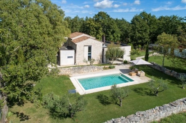Una piscina al aire libre