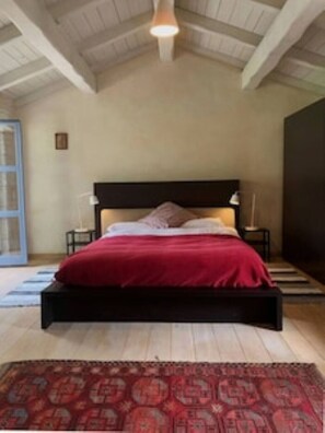 3 dormitorios, caja fuerte, tabla de planchar con plancha