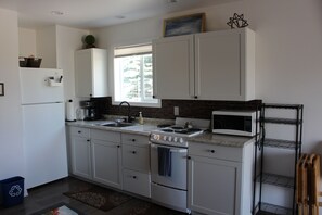 Jääkaappi, mikroaaltouuni, uuni, liesi