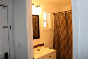 Secadora de cabello, toallas, jabón, shampoo 