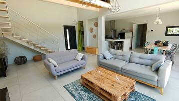 Smart-tv en een tafeltennistafel