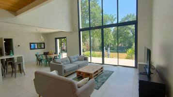 Smart-tv en een tafeltennistafel