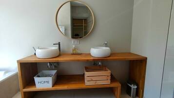 Een douche, een haardroger, handdoeken, zeep