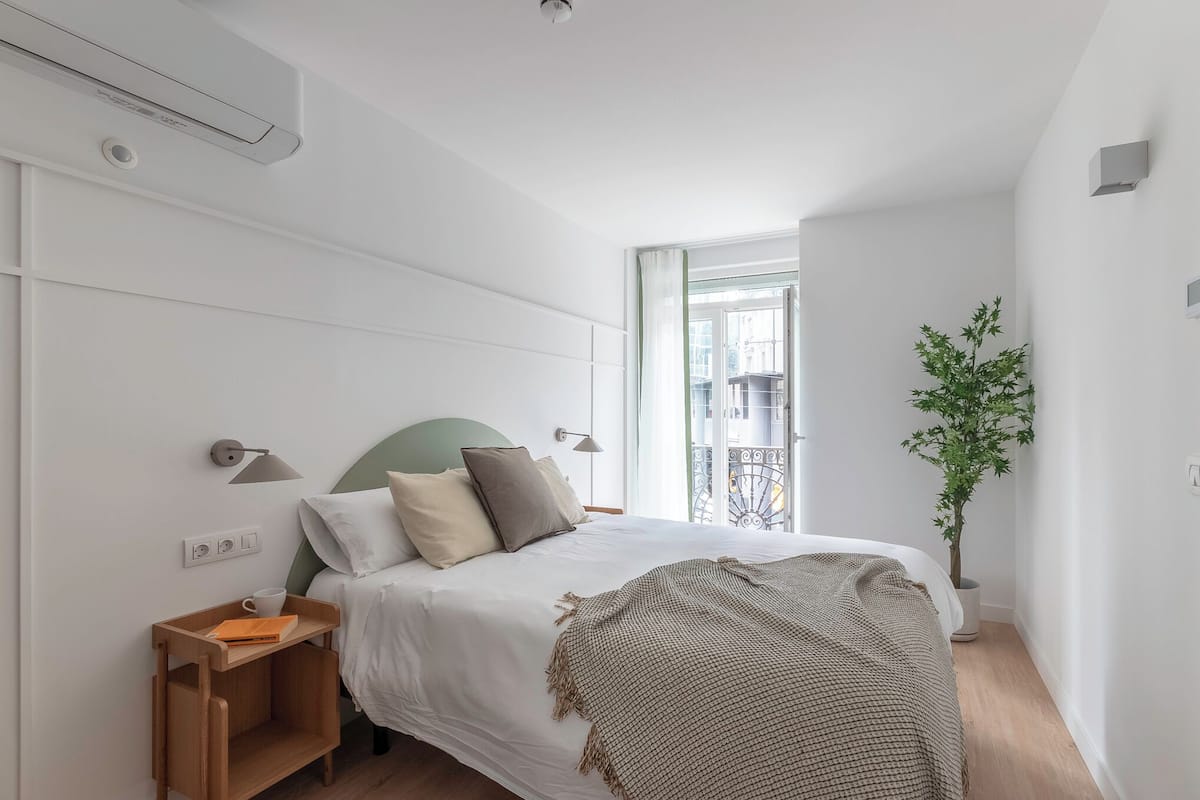 In-room safe, laptop workspace, soundproofing, WiFi (free)