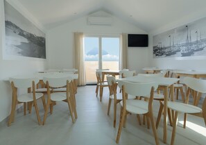 Daily buffet breakfast for a fee - Horta Bay (Horta)