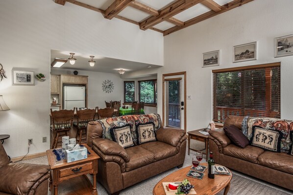 Smart TV, fireplace, music library, stereo