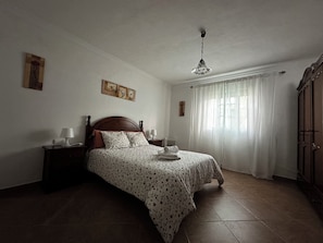 3 chambres, fer et planche à repasser, lit de bébé portatif