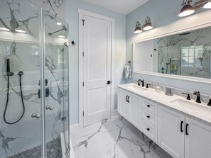 Baignoire, sèche-cheveux, serviettes fournies, savon