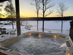 Outdoor spa tub