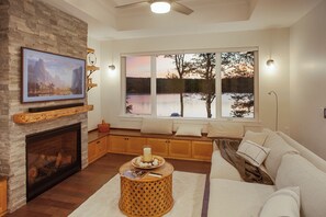 Televisión, chimenea y estéreo 