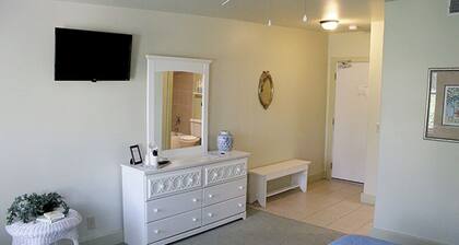Cozy room located in historic downtown with a 5 minute walk to the riverfront!