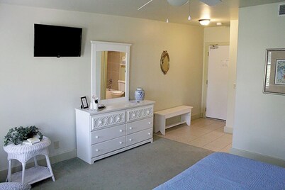 Cozy room located in historic downtown with a 5 minute walk to the riverfront!