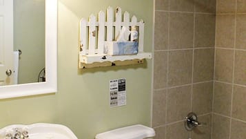 Secadora de cabello, toallas, papel de baño