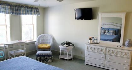Cozy room located in historic downtown with a 5 minute walk to the riverfront!