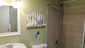 Une salle de bain avec un lavabo, des toilettes et une baignoire.