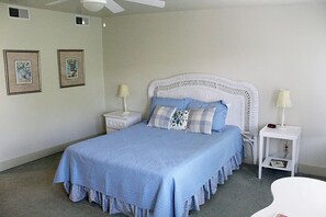 1 bedroom, WiFi, bed sheets - Cozy room located in historic downtown with a 5 minute walk to the riverfront! (Louisiana)