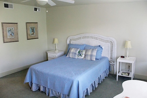 Cozy room located in historic downtown with a 5 minute walk to the riverfront!