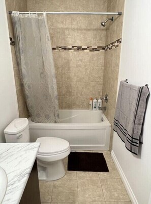 Serviettes fournies, savon, papier de toilette