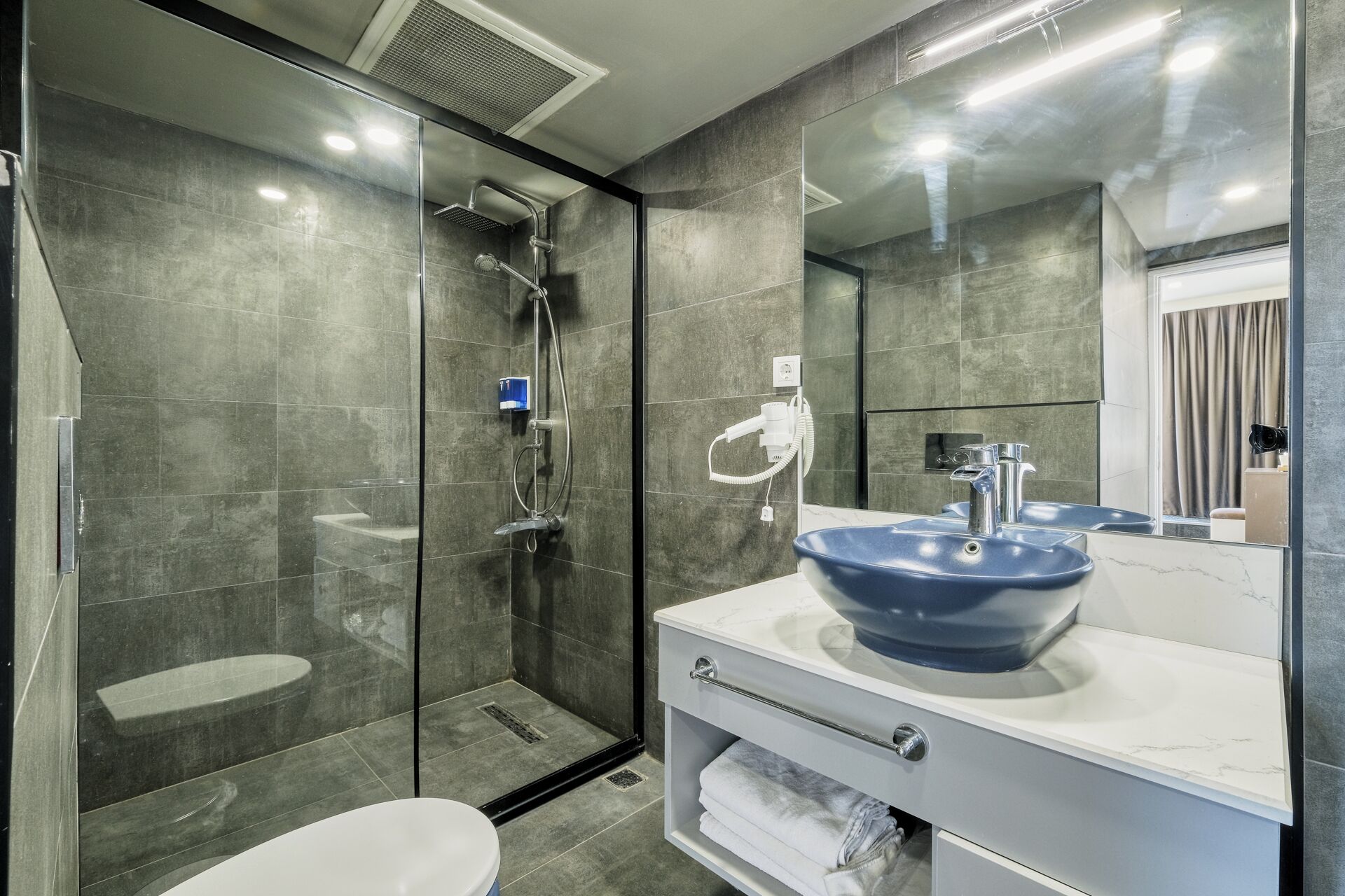 Dusche, kostenlose Toilettenartikel, Haartrockner, Hausschuhe