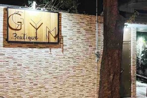 تفاصيل الفندق من الخارج