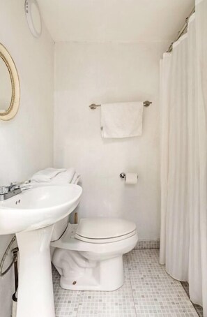 تجهيزات دش، مناشف، صابون، ورق حمّام