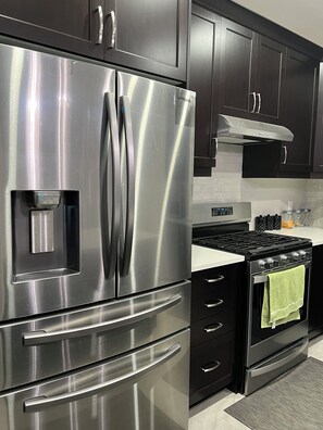 Een koelkast, een magnetron, een oven, een kookplaat