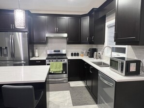 Geladeira, micro-ondas, fogão, cooktop