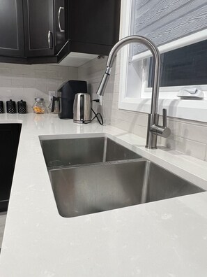 Fridge, microwave, oven, stovetop - HUGE Beautiful Luxury Home (Fort Erie)