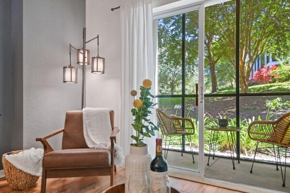 テレビ、書庫、書斎 / ワークスペース