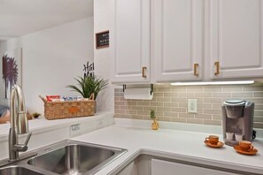 Fridge, microwave, oven, stovetop - Bahama Bay amazing condo with Avengers room (Davenport)