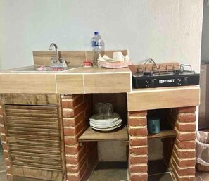 Stovetop, coffee/tea maker, blender, cookware/dishes/utensils