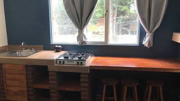 Stovetop, coffee/tea maker, blender, cookware/dishes/utensils