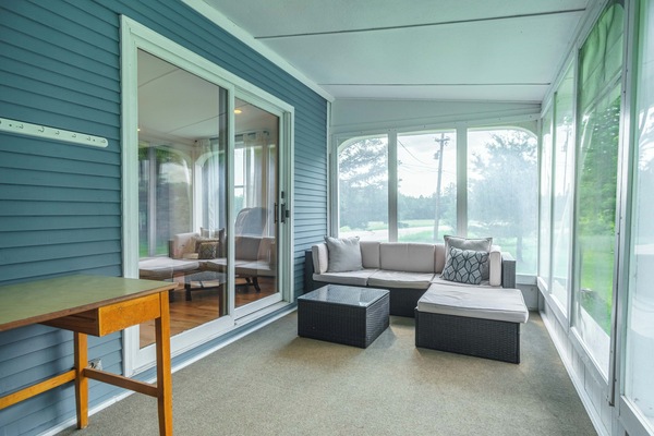 Televisor intel·ligent, futbolí i llibres