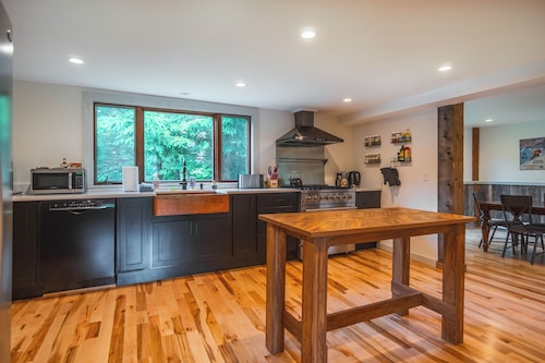 Large Family Friendly Home - Minutes from Smuggs Ski Resort!