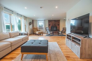 TV connectée, baby-foot, livres