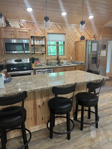 Beautiful Cabin with View of Private Lake, Hot Tub, Fire Pit & Outdoor Swings!