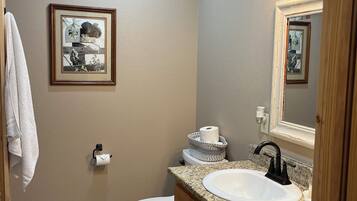 Doccia, asciugacapelli, asciugamani, sapone