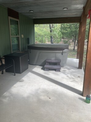 Outdoor spa tub - Beautiful Cabin with View of Private Lake, Hot Tub, Fire Pit & Outdoor Swings! (Vian)
