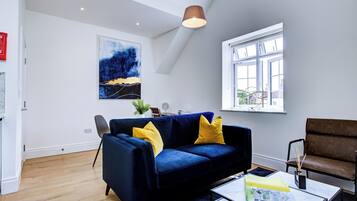 Business Apartment | Private kitchen | Full-sized fridge, microwave, oven, dishwasher