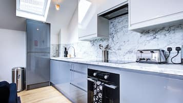Full-size fridge, microwave, oven, dishwasher